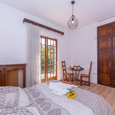 Villa Martine Au Bord Du Lac - Happy Rentals Cadrezzate Eksteriør bilde