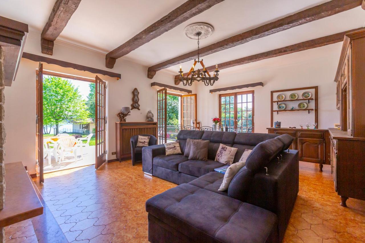 Villa Martine Au Bord Du Lac - Happy Rentals Cadrezzate Eksteriør bilde